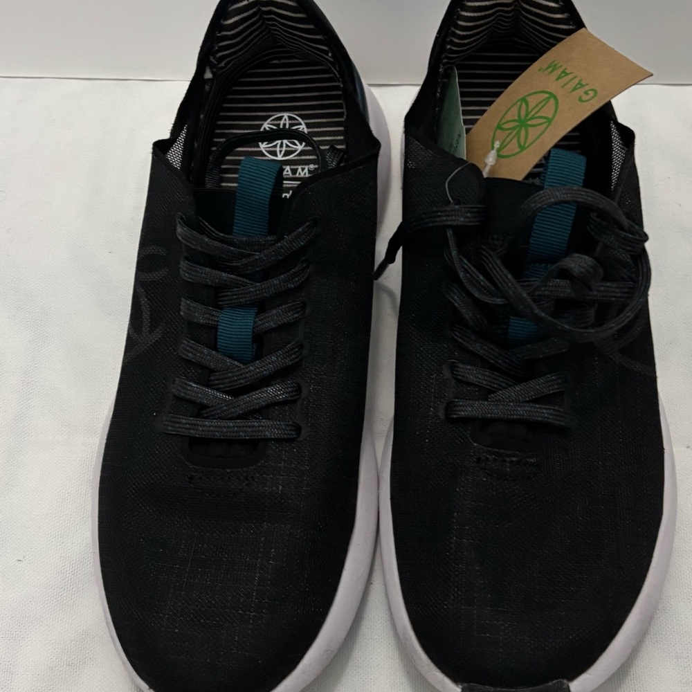 GAIAM Black Sneakers with Cushioned Sole and Textured Upper